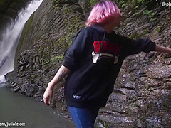 Puteshestvie V Gor Zakonchilos Publichnm Seksom Na Beregu Reki / Julialexxx