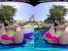 VRALLURE Jazmin Luv's The Park