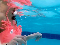 Milf in the swimming pool