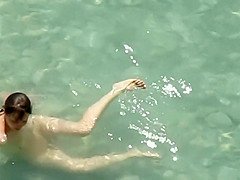 Pussy licking inside water leads to sex