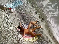 Voyeur caught a fine beach blowjob