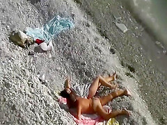 Voyeur caught a fine beach blowjob