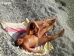 Voyeur caught a fine beach blowjob