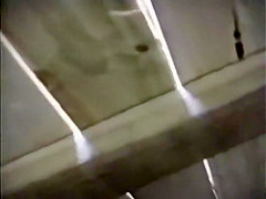 Daring voyeur peeps on her undressing
