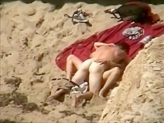 Voyeur spies sex from the cliffs