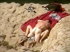 Voyeur spies sex from the cliffs