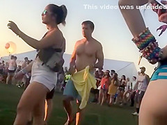 Teen with nice butt cheeks jiggling