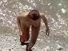 Spying a beach girl's pussy