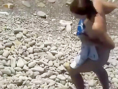 Spying a beach girl's pussy