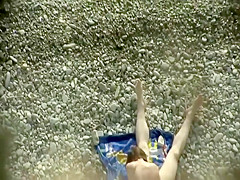 Sixty nine pose spied on the beach