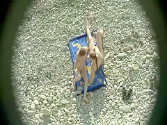 Sixty nine pose spied on the beach