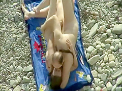 Sixty nine pose spied on the beach