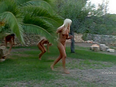 Tres Juegan Desnudas - Mia - Chica S