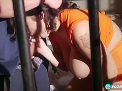 Große Titten - Busty Hottie Proves That A Girl Can Have Sex Fun In Jail