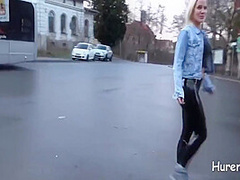 Lara Cumkitten - Blonde Schlampe Saugt Drei Schwanze Im Freien