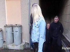 Lara Cumkitten - Blonde Schlampe Saugt Drei Schwanze Im Freien