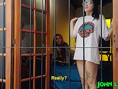 L Ves Perdidas? Me Follo A Mis Amigas A Traves De La Reja - Ffm Ft Mei Pang & Blaze Rager