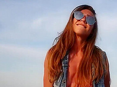 Milf Mi Cavalca Il Cazzo In Spiaggia Mentre Passa Gente