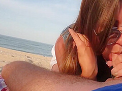 Milf Mi Cavalca Il Cazzo In Spiaggia Mentre Passa Gente