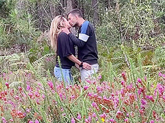 Couple Tres Chaud Baise Fort En Exterieur Et Fini Par En Faciale