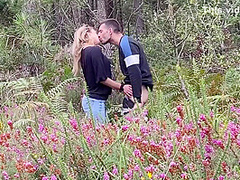 Couple Tres Chaud Baise Fort En Exterieur Et Fini Par En Faciale