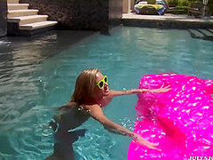 Seduces A Guy With Her Sexy Body And Unloads His Sack With Kennedy Leigh