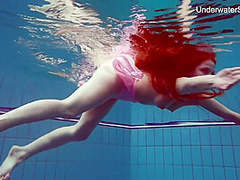 Redhead Simonna Showing Her Body Underwater