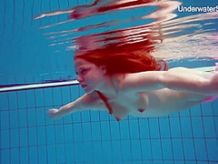 Redhead Simonna Showing Her Body Underwater