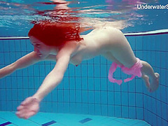 Redhead Simonna Showing Her Body Underwater