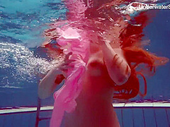 Redhead Simonna Showing Her Body Underwater