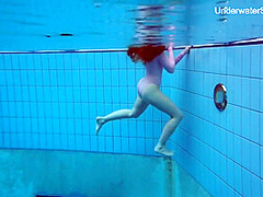 Redhead Simonna Showing Her Body Underwater
