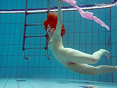 Redhead Simonna Showing Her Body Underwater