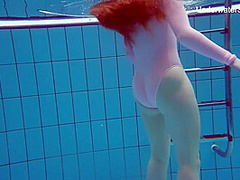 Redhead Simonna Showing Her Body Underwater
