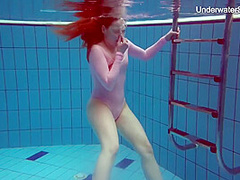 Redhead Simonna Showing Her Body Underwater