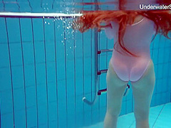 Redhead Simonna Showing Her Body Underwater