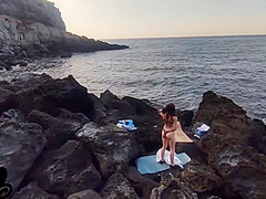 Mi Esci Le Minne?! Bocchino Sulla Scogliera Al Mare