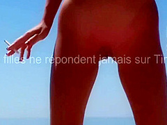 Un Couple Nudiste Se Che Sur La Plage