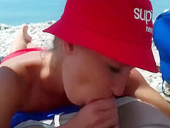 Un Couple Nudiste Se Che Sur La Plage