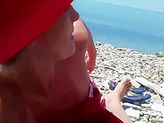 Un Couple Nudiste Se Che Sur La Plage