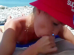 Un Couple Nudiste Se Che Sur La Plage