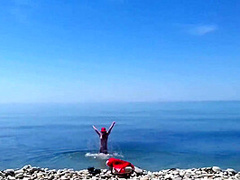 Un Couple Nudiste Se Che Sur La Plage