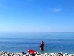 Un Couple Nudiste Se Che Sur La Plage