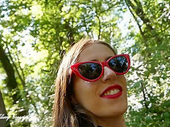 Tara Cherry In Aide A Un Cycliste Qui A Creve Dans Foret Pour Le Regonfler