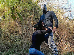 Strepitoso Pompino In Pubblico Mentre Passeggio Al Parco. Sborrata Sulla Faccia .votate Per Me !!!!