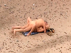 Zooming on old guy fucking a teen girl