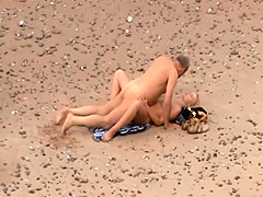 Zooming on old guy fucking a teen girl