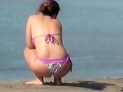 Spying her ass while she photographs