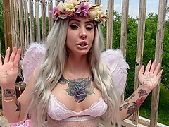 Big Ass Babe Exposes Her Big B