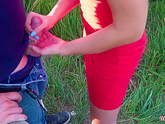 Otsos Na Prirode Ot Dlinnovolosoi Brunetki S Okonchaniem V Rot