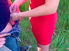 Otsos Na Prirode Ot Dlinnovolosoi Brunetki S Okonchaniem V Rot